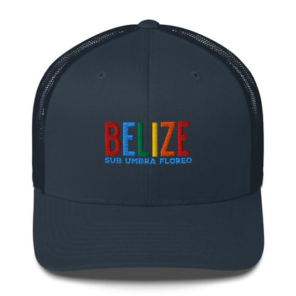 Gorra bordada con el lema “Sub Umbra Floreo”, diseño cultural caribeño con esencia beliceña.