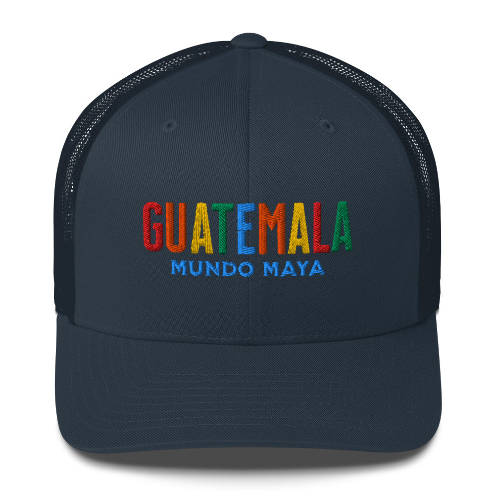 Gorra bordada con el texto “Mundo Maya” en colores vibrantes, diseño con orgullo chapín.