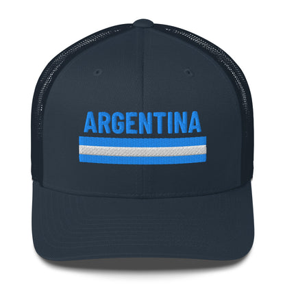 Trucker cap beige con palabra bordada “Argentina” en azul celeste, diseño limpio con orgullo nacional.