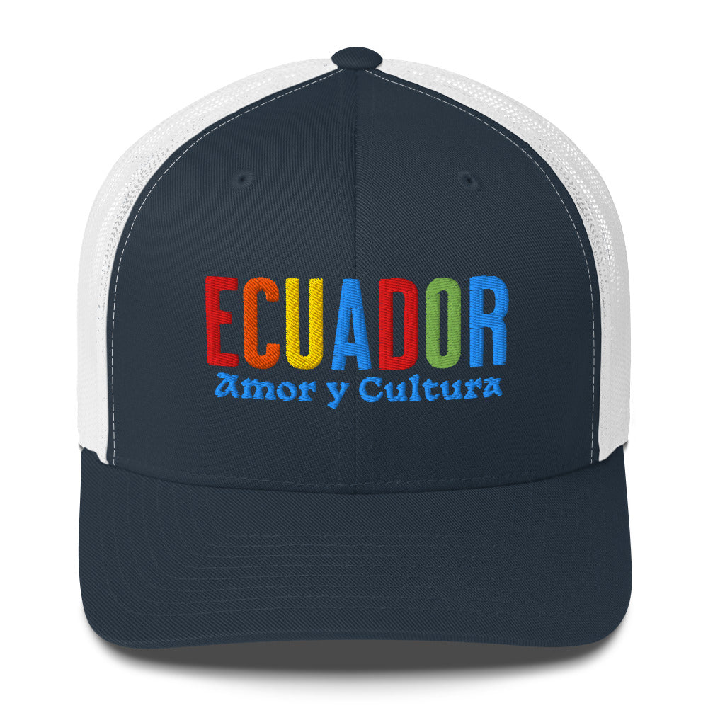 Gorra bordada con la frase “Amor y Cultura”, diseño inspirado en la tradición ecuatoriana.