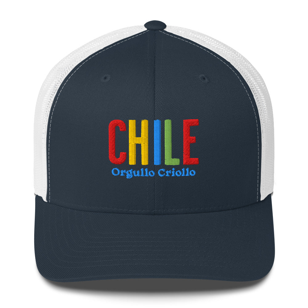 Gorra bordada con texto “Orgullo Criollo”, diseño artesanal inspirado en la cultura chilena.