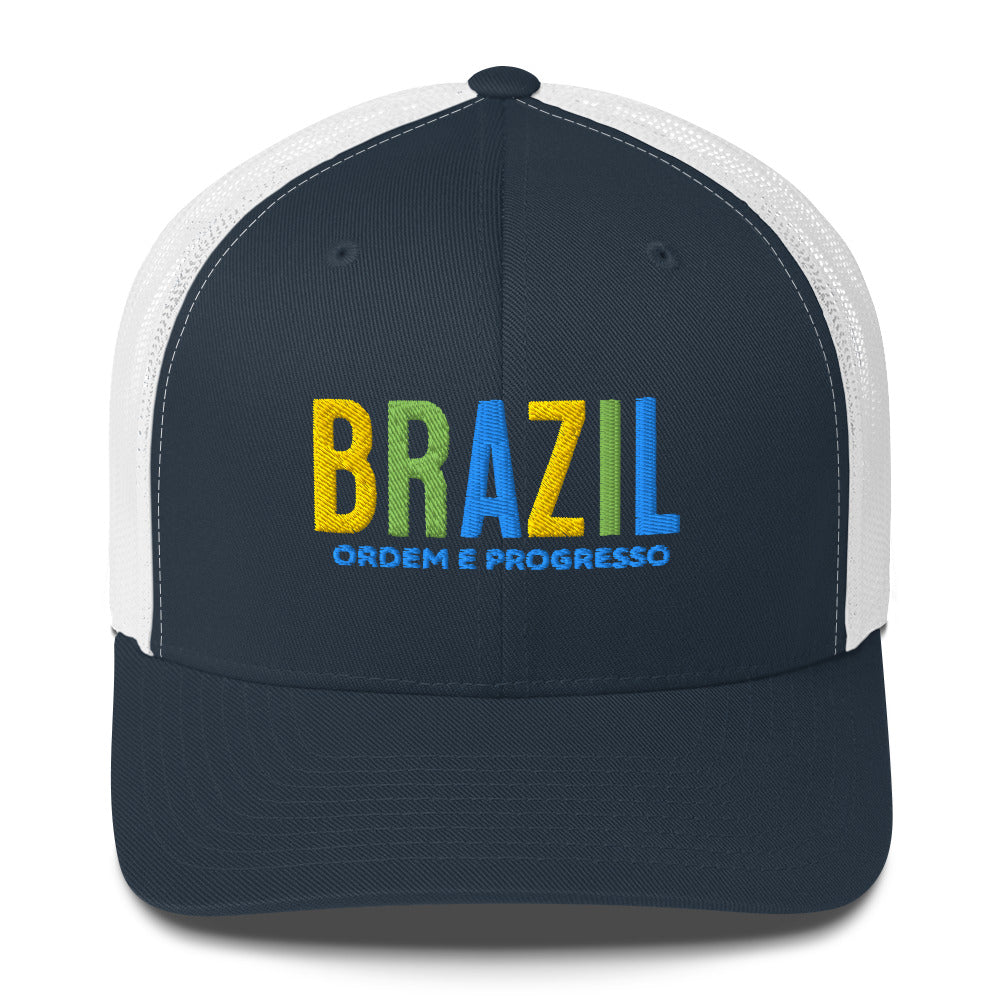 Gorra bordada con frase “Ordem e Progresso”, diseño cultural brasileño con estilo vibrante.