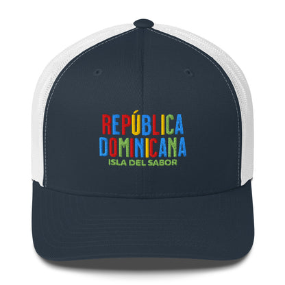 Gorra bordada con la frase “Isla del Sabor”, diseño dominicano vibrante de la colección Colores de Pueblo.
