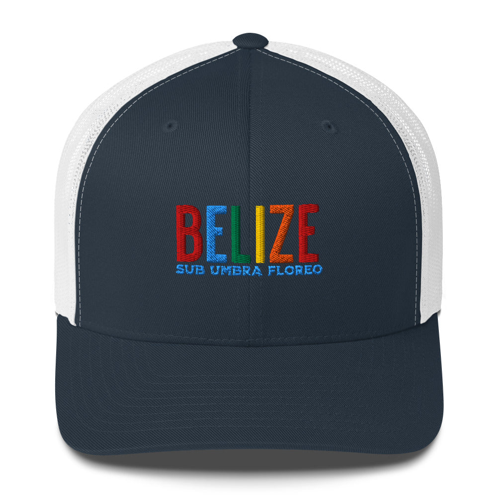 Gorra bordada con el lema “Sub Umbra Floreo”, diseño cultural caribeño con esencia beliceña.