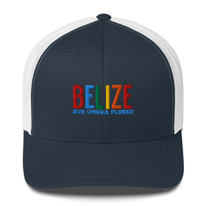 Gorra bordada con el lema “Sub Umbra Floreo”, diseño cultural caribeño con esencia beliceña.