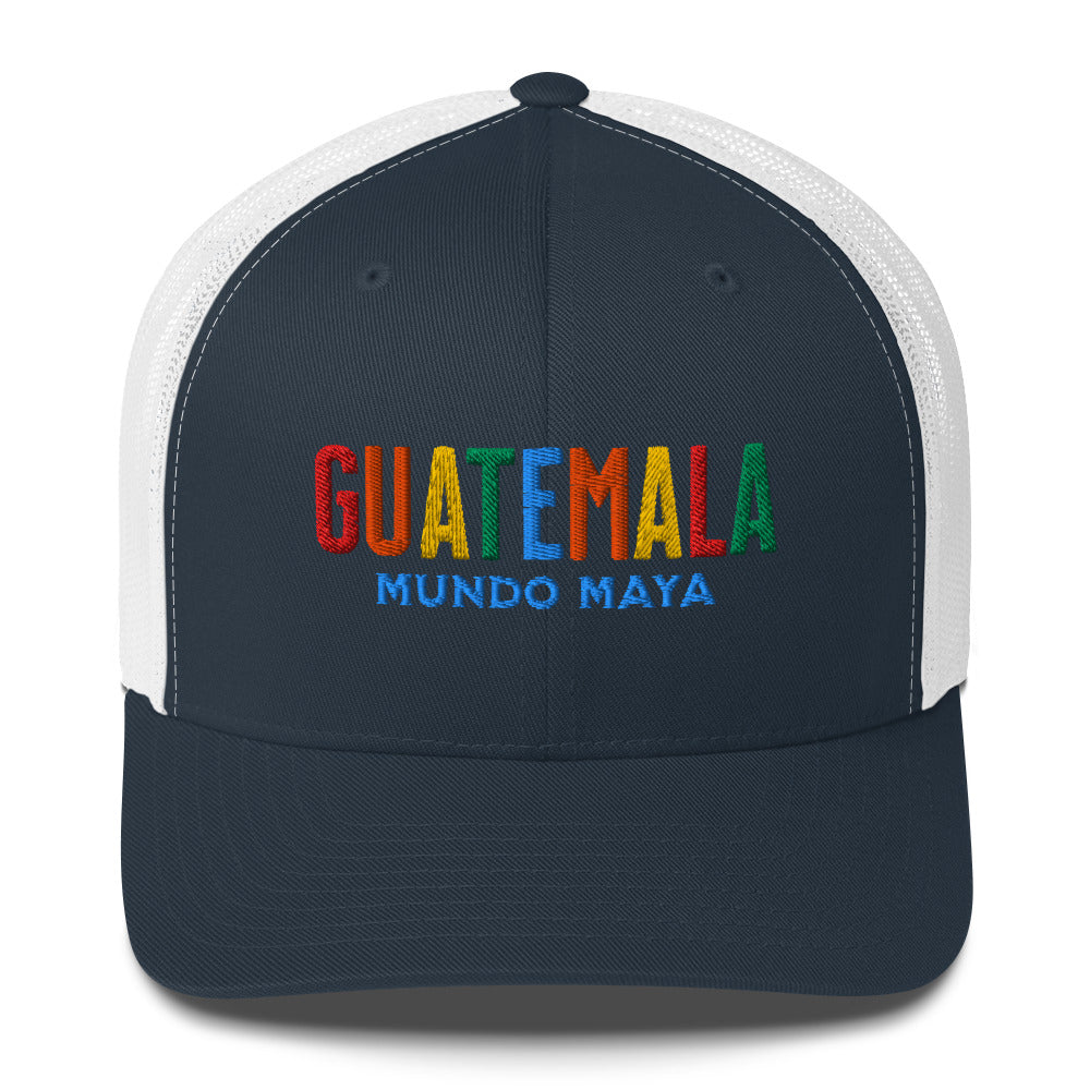 Gorra bordada con el texto “Mundo Maya” en colores vibrantes, diseño con orgullo chapín.