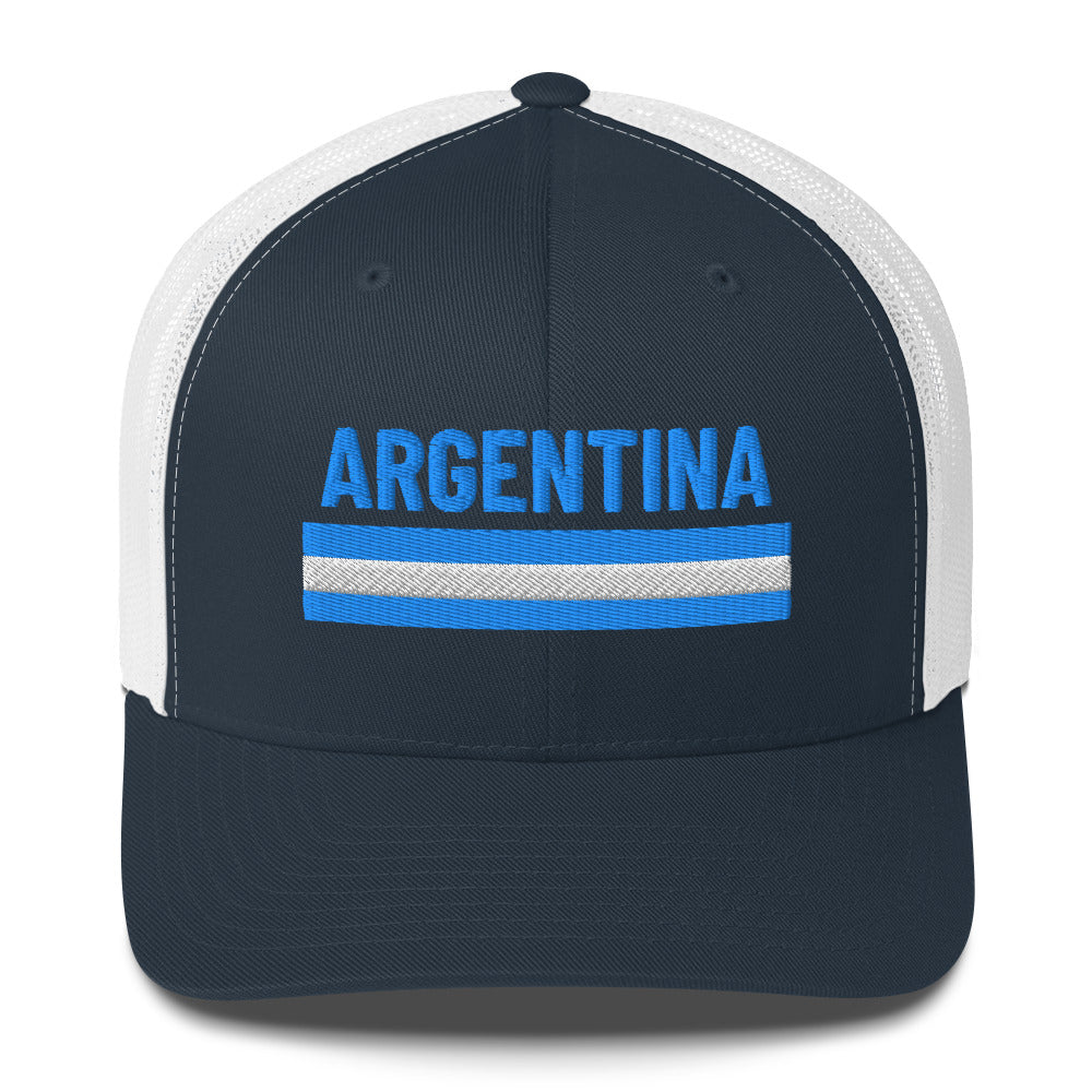 Trucker cap beige con palabra bordada “Argentina” en azul celeste, diseño limpio con orgullo nacional.