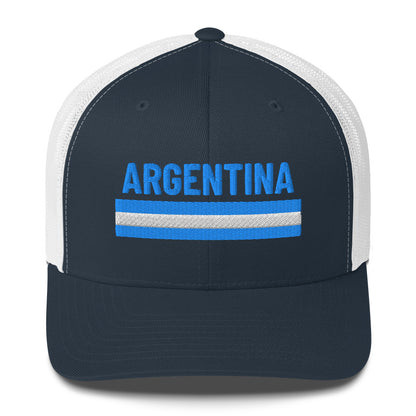 Trucker cap beige con palabra bordada “Argentina” en azul celeste, diseño limpio con orgullo nacional.