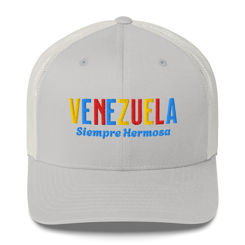 Gorra bordada con diseño cultural venezolano, parte de la colección Colores de Pueblo.