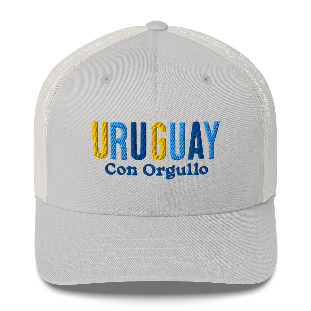 Gorra bordada con la frase “Con Orgullo”, diseño sencillo con identidad uruguaya.