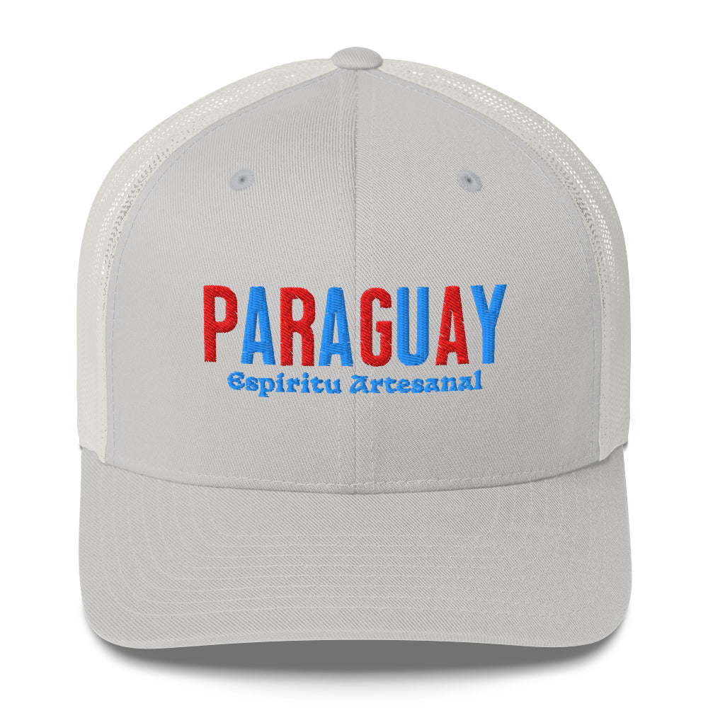 Gorra bordada con texto “Espíritu Artesanal”, diseño cultural paraguayo con raíces profundas.