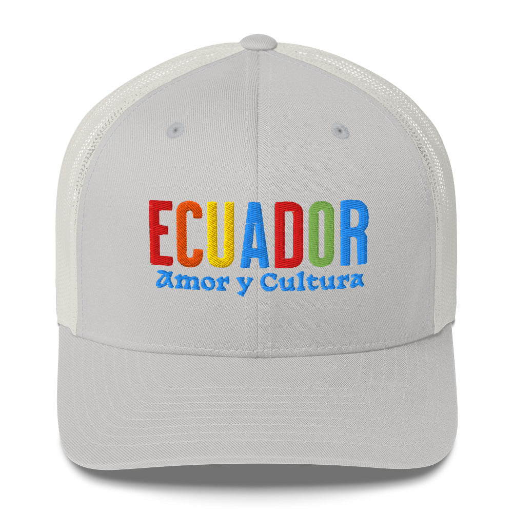 Gorra bordada con la frase “Amor y Cultura”, diseño inspirado en la tradición ecuatoriana.