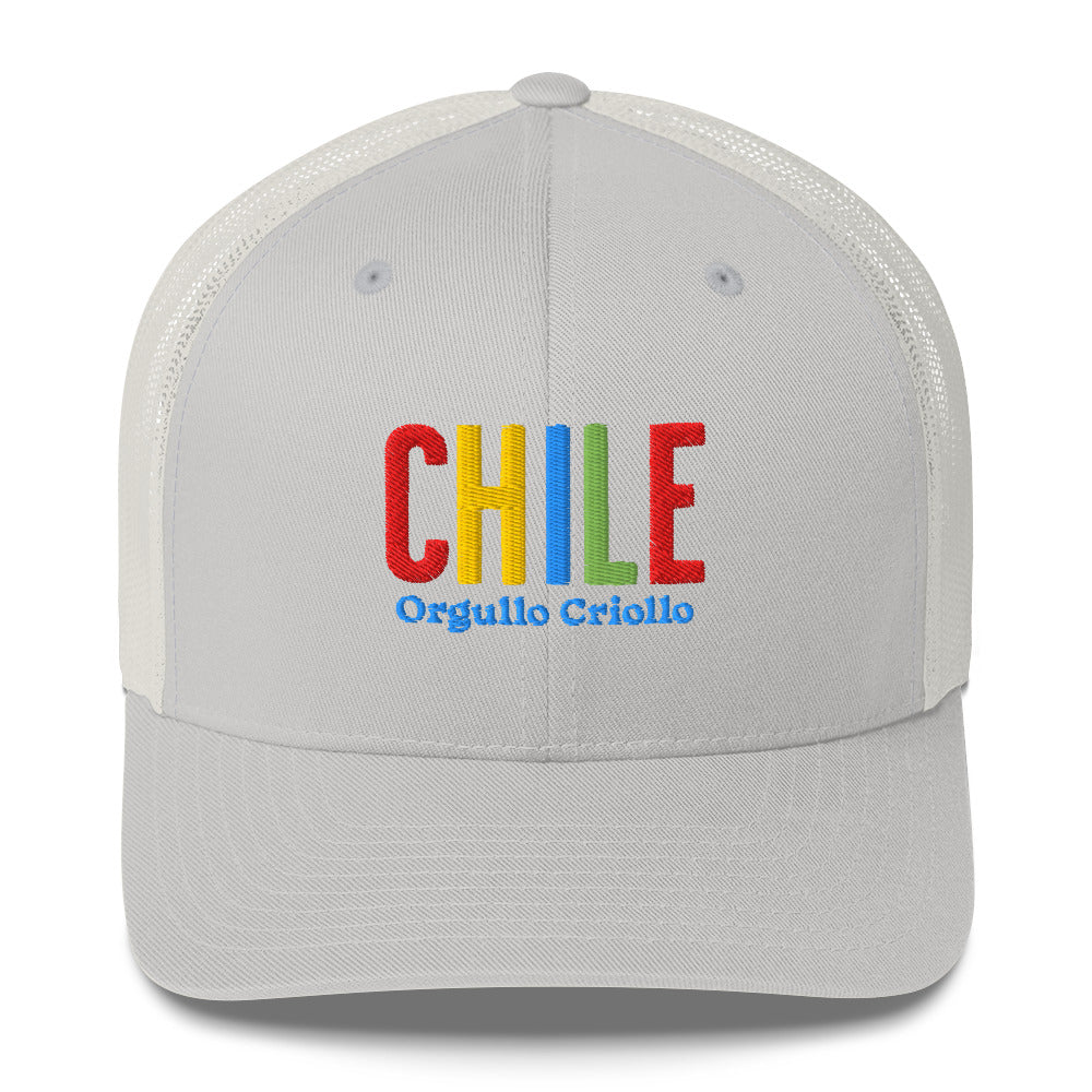 Gorra bordada con texto “Orgullo Criollo”, diseño artesanal inspirado en la cultura chilena.