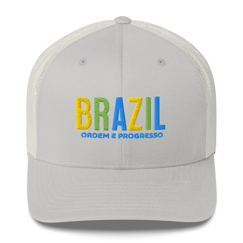 Gorra bordada con frase “Ordem e Progresso”, diseño cultural brasileño con estilo vibrante.