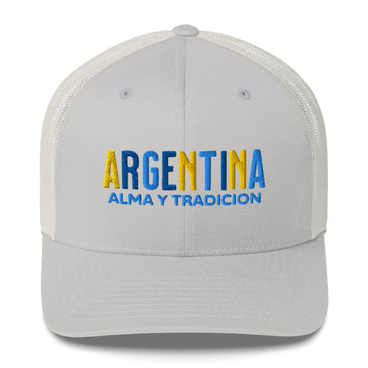 Gorra bordada con el texto “Alma y Tradición”, diseño cultural con identidad argentina.