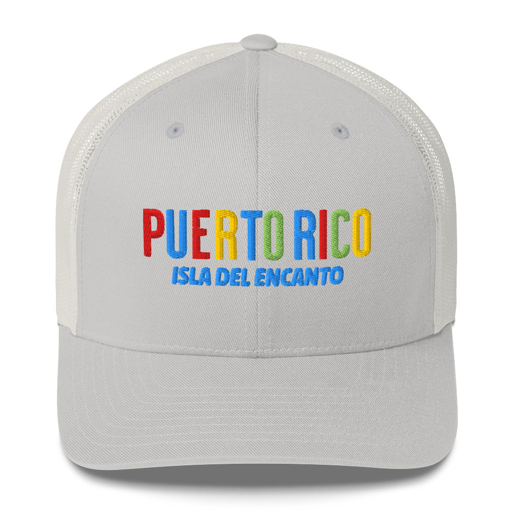 Gorra bordada con el texto “Isla del Encanto”, diseño cultural boricua lleno de alegría y sazón.