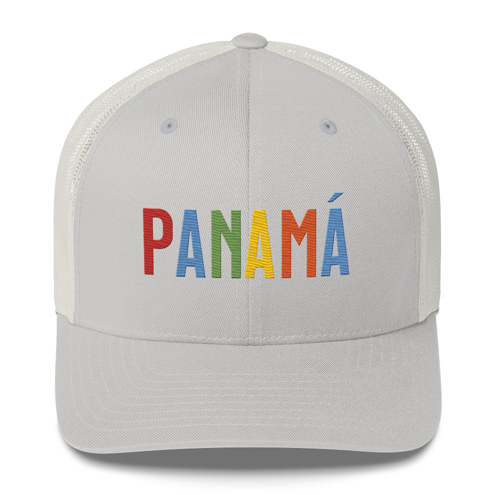 Gorra bordada con diseño cultural panameño de la colección Colores de Pueblo.