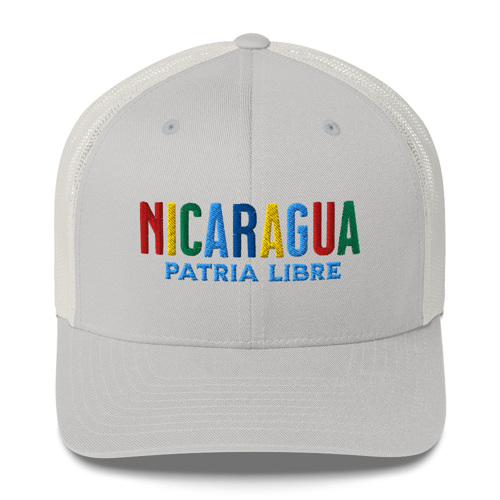 Gorra bordada con el texto “Patria Libre”, diseño cultural inspirado en la identidad nicaragüense.