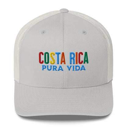 Gorra bordada con la frase “Pura Vida”, diseño con espíritu tico y esencia centroamericana.