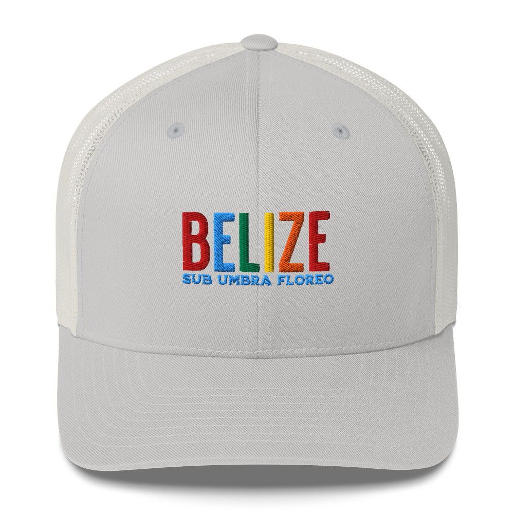 Gorra bordada con el lema “Sub Umbra Floreo”, diseño cultural caribeño con esencia beliceña.