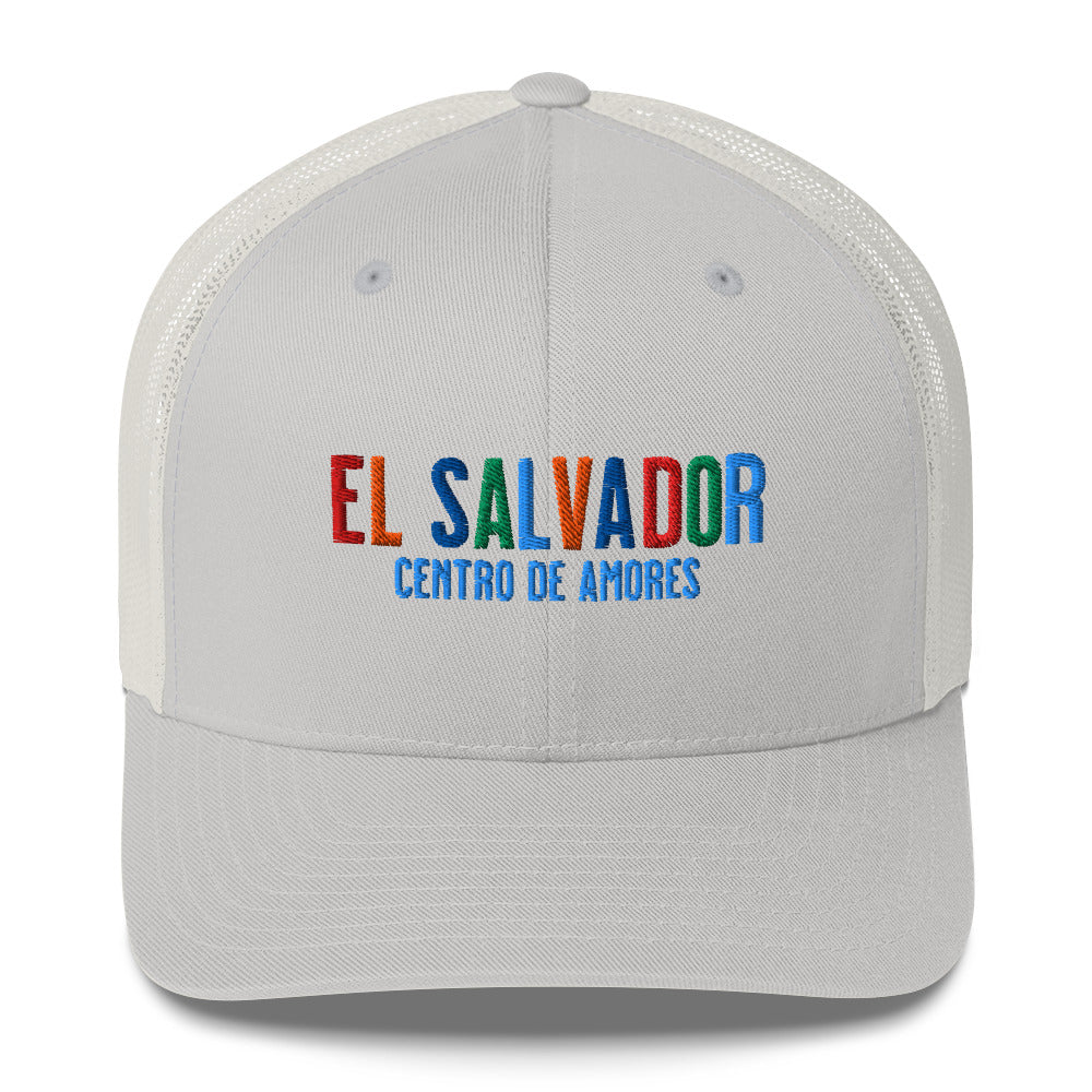 Gorra bordada con frase “Centro de Amores”, diseño cultural salvadoreño lleno de cariño y raíz.