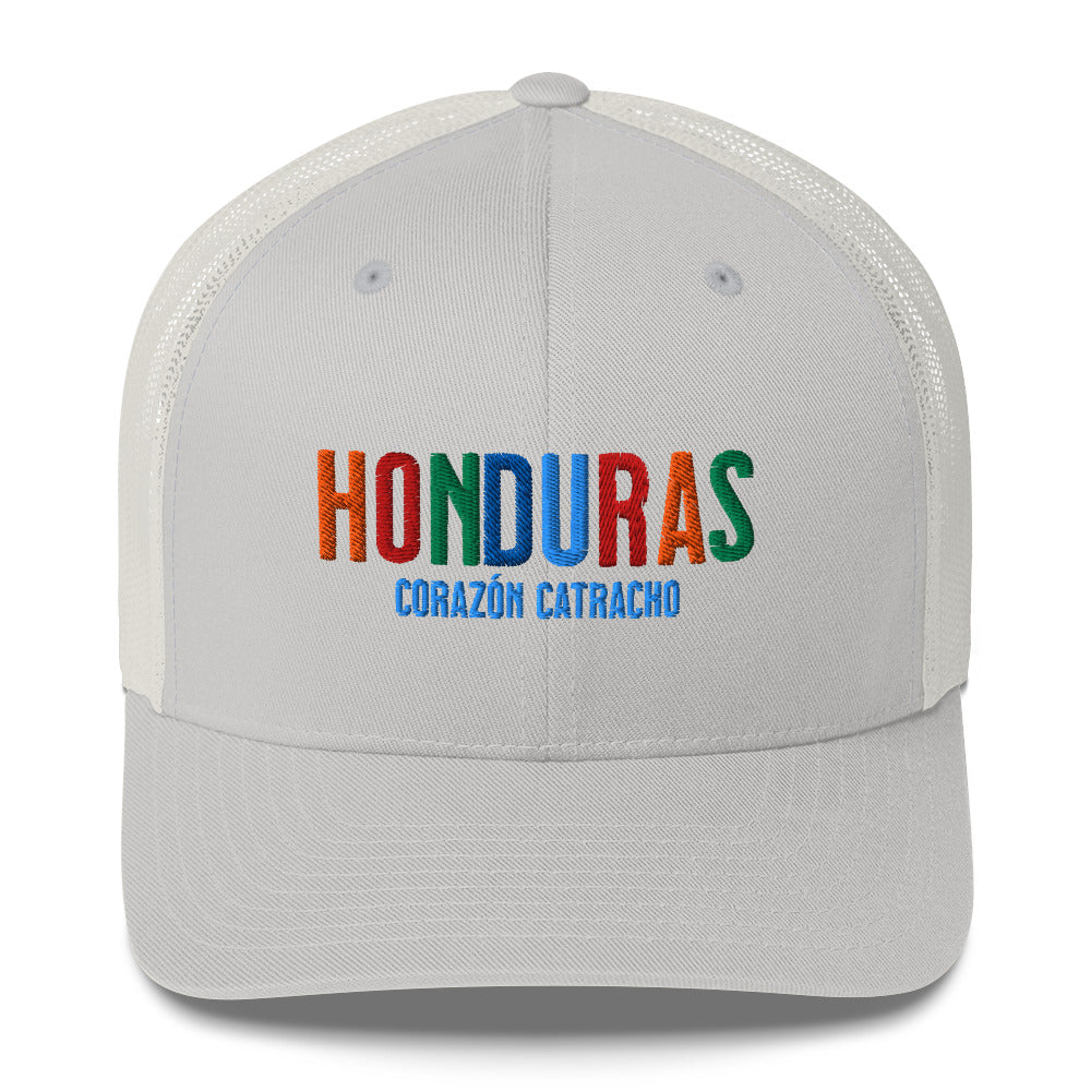 Gorra bordada con la frase “Corazón Catracho” en colores artesanales, inspiración cultural hondureña.