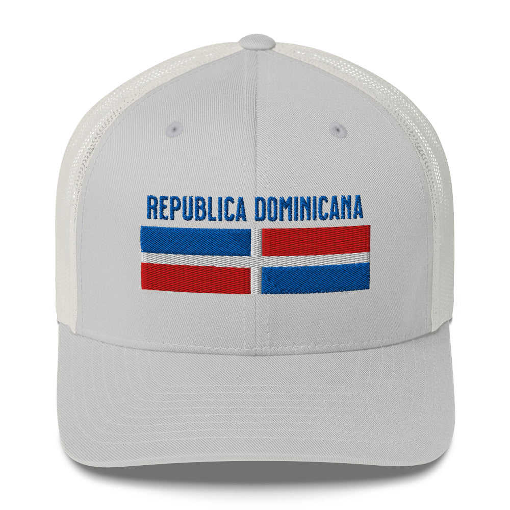 Gorra bordada con la palabra “Republica Dominicana”. Un diseño con sabor isleño y fuerza caribeña.
