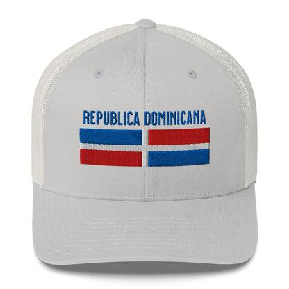Gorra bordada con la palabra “Republica Dominicana”. Un diseño con sabor isleño y fuerza caribeña.