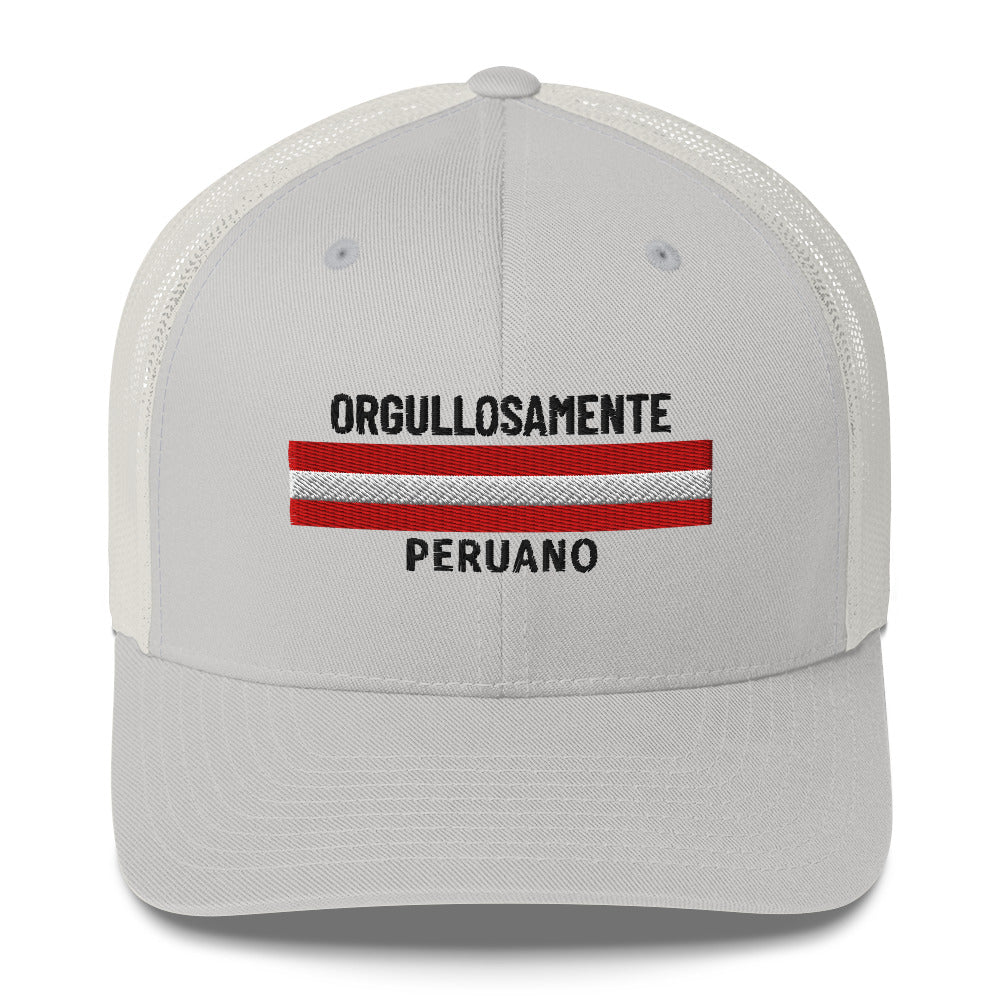 Gorra bordada con la palabra “Perú”, estilo limpio con identidad cultural peruana.