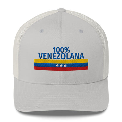 Gorra bordada con el texto “100% Venezolana”, diseño con orgullo venezolano.