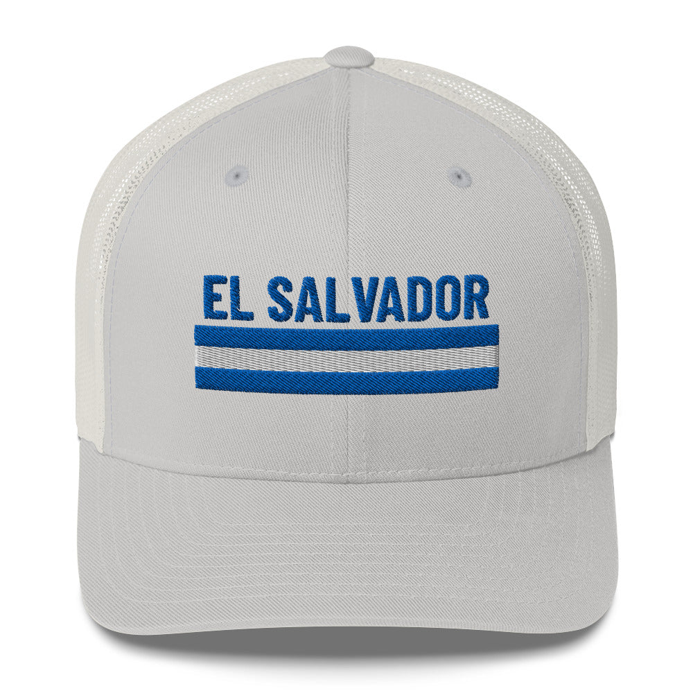 Gorra bordada con la palabra “El Salvador”, representación cultural salvadoreña.