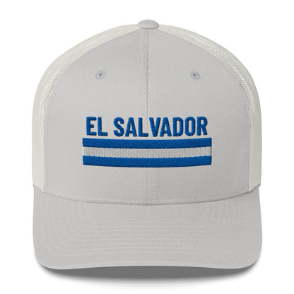 Gorra bordada con la palabra “El Salvador”, representación cultural salvadoreña.