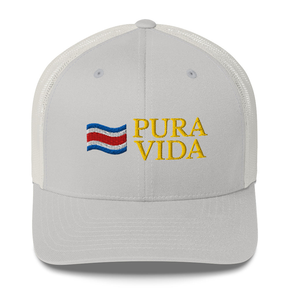Gorra bordada con el texto “Pura Vida”, inspiración costarricense con actitud positiva.