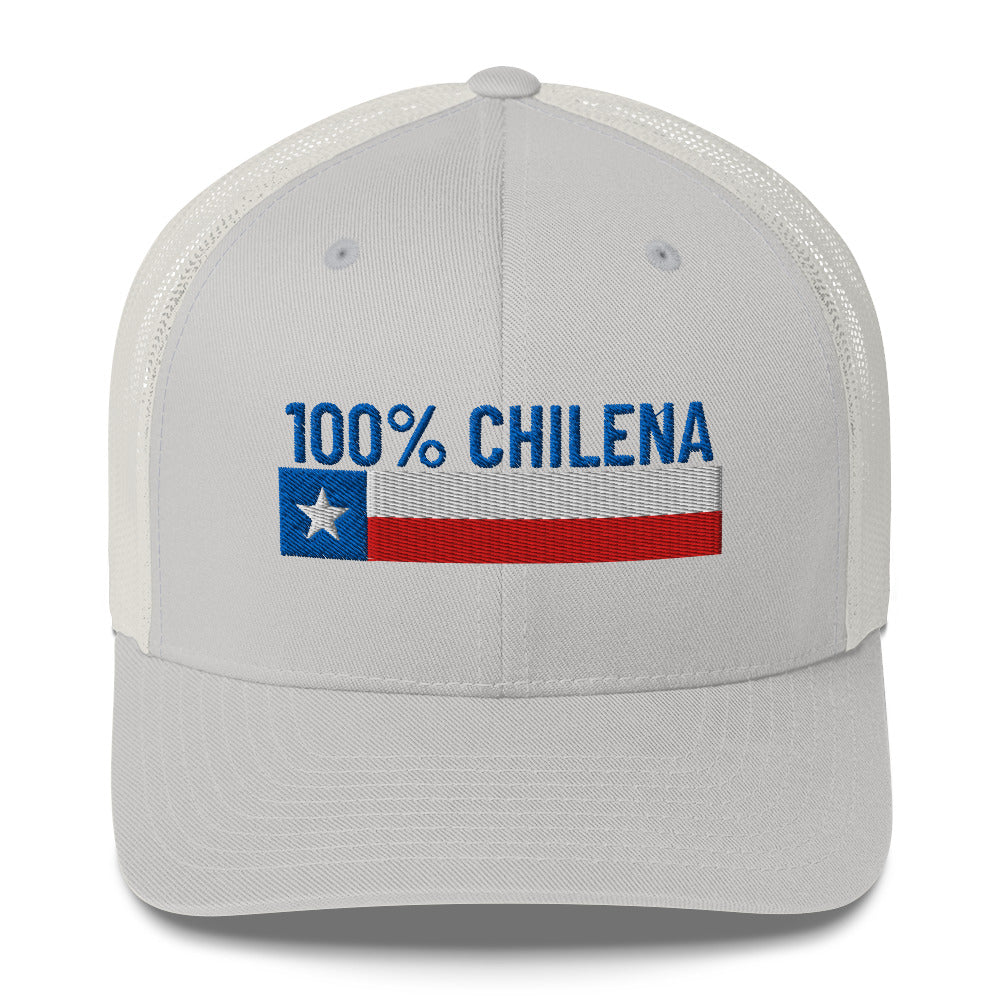Gorra tipo trucker con texto bordado “100% Chilena” en rojo y azul, estilo cultural chileno.