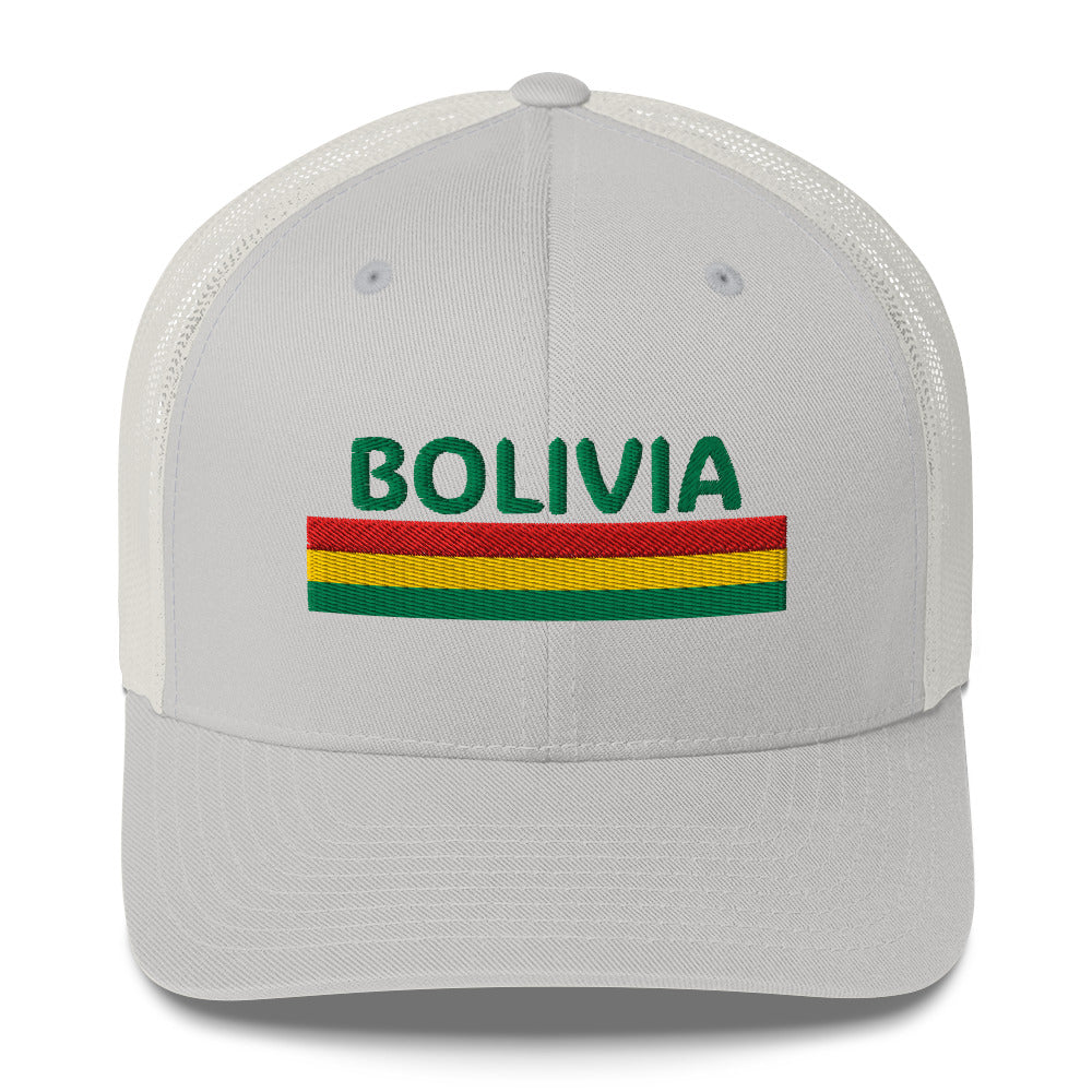 Trucker cap con bordado “Bolivia” en rojo, amarillo y verde, diseño patriótico.