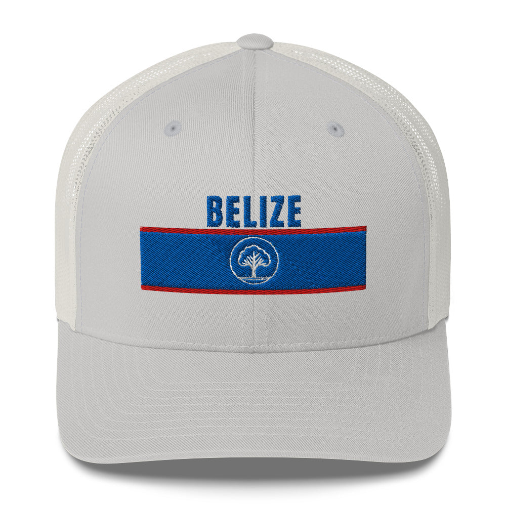 Gorra beige con bordado “Belize” en azul y rojo, estilo trucker con inspiración centroamericana.