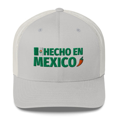 Gorra  bordada con la bandera de México sobre fondo blanco. De la colección Colores de Pueblo de LATEA™.