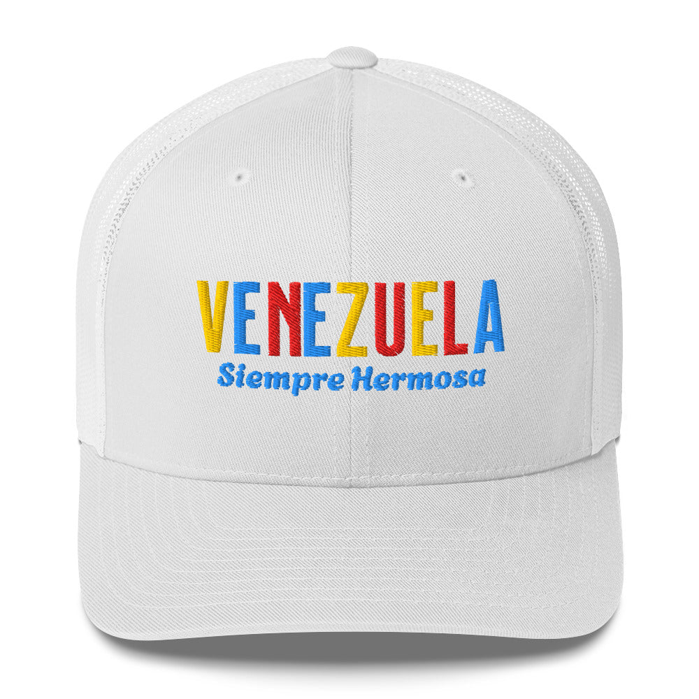 Gorra bordada con diseño cultural venezolano, parte de la colección Colores de Pueblo.