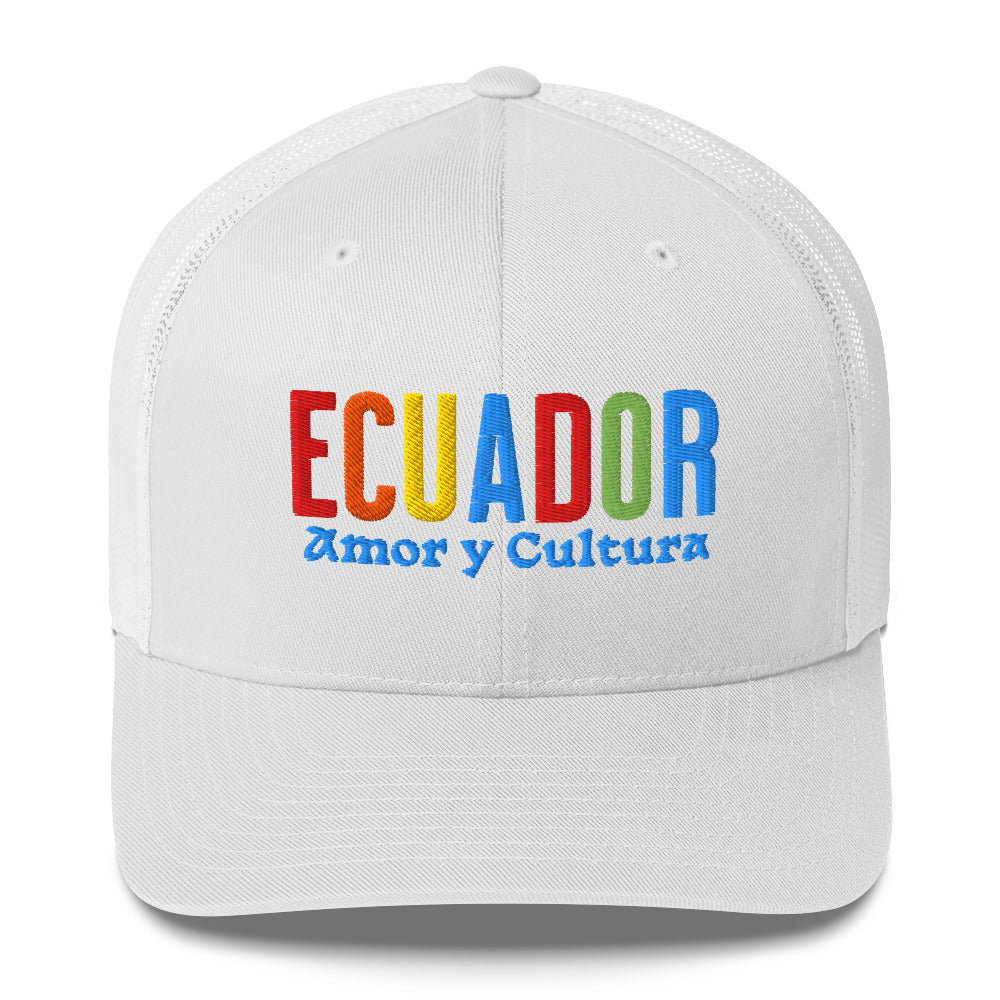 Gorra bordada con la frase “Amor y Cultura”, diseño inspirado en la tradición ecuatoriana.