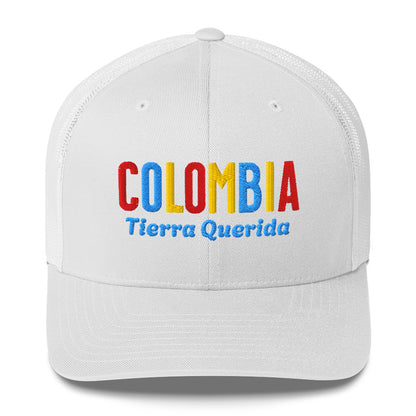 Gorra bordada con el texto “Tierra Querida”, diseño cultural colombiano con identidad vibrante.