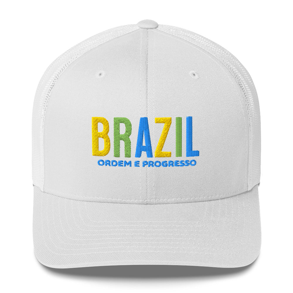 Gorra bordada con frase “Ordem e Progresso”, diseño cultural brasileño con estilo vibrante.