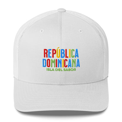 Gorra bordada con la frase “Isla del Sabor”, diseño dominicano vibrante de la colección Colores de Pueblo.