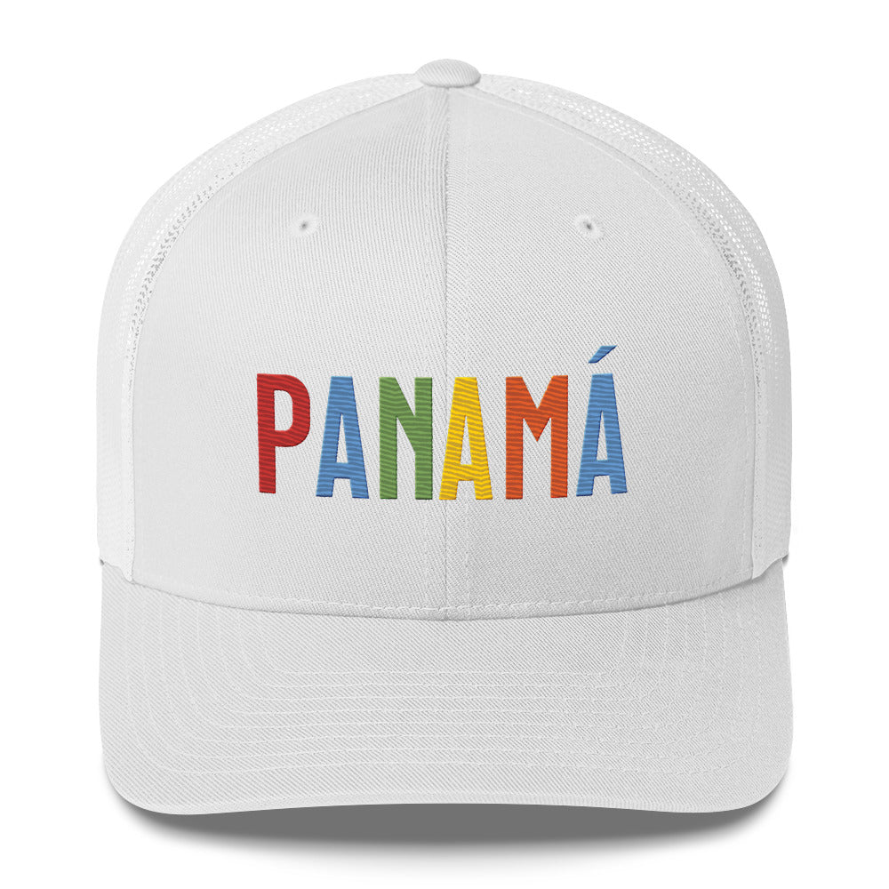 Gorra bordada con diseño cultural panameño de la colección Colores de Pueblo.