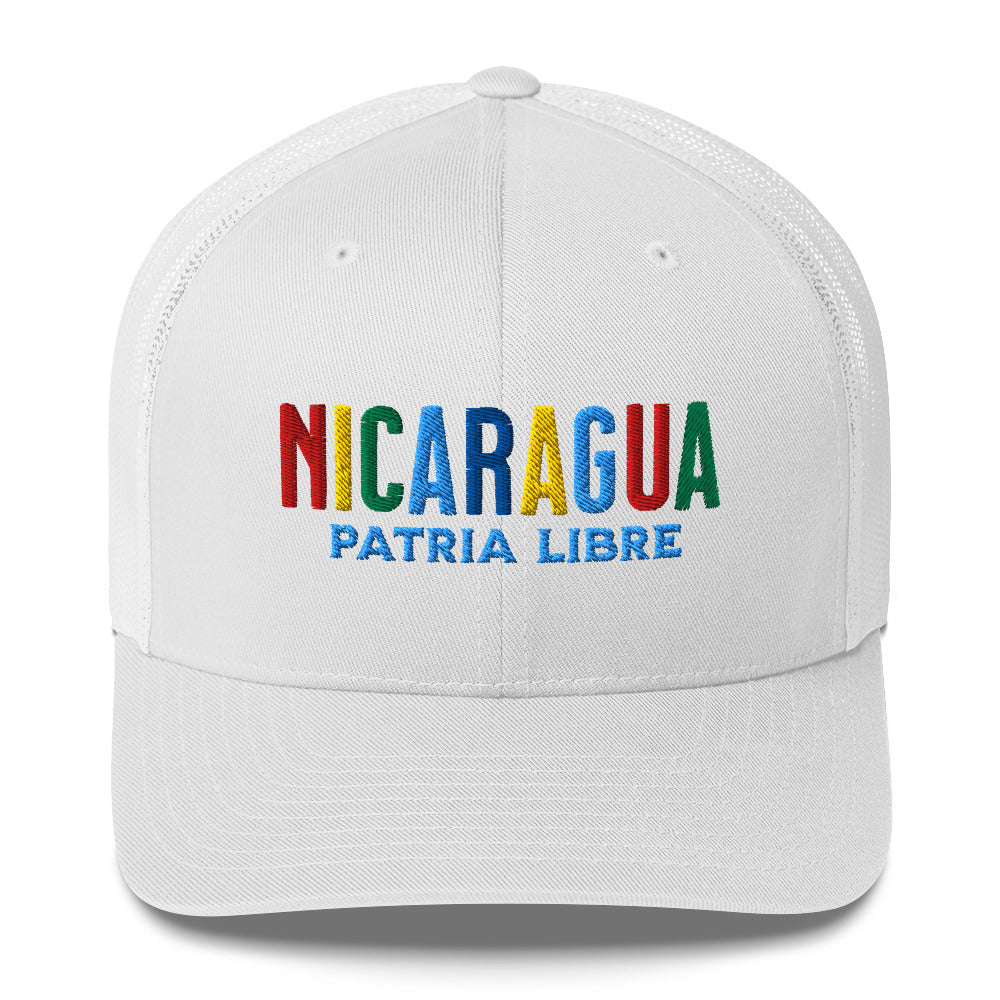 Gorra bordada con el texto “Patria Libre”, diseño cultural inspirado en la identidad nicaragüense.