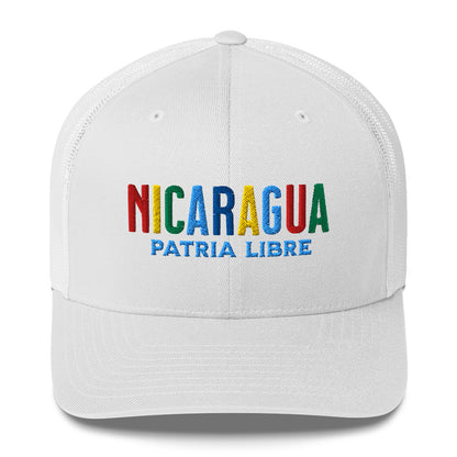 Gorra bordada con el texto “Patria Libre”, diseño cultural inspirado en la identidad nicaragüense.