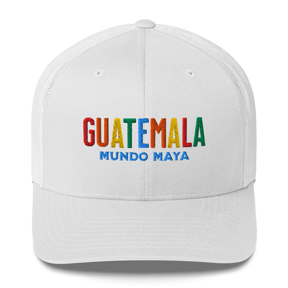 Gorra bordada con el texto “Mundo Maya” en colores vibrantes, diseño con orgullo chapín.