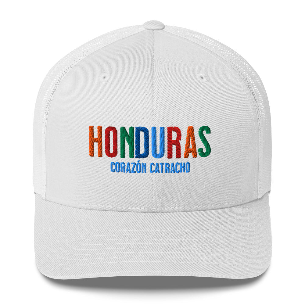 Gorra bordada con la frase “Corazón Catracho” en colores artesanales, inspiración cultural hondureña.