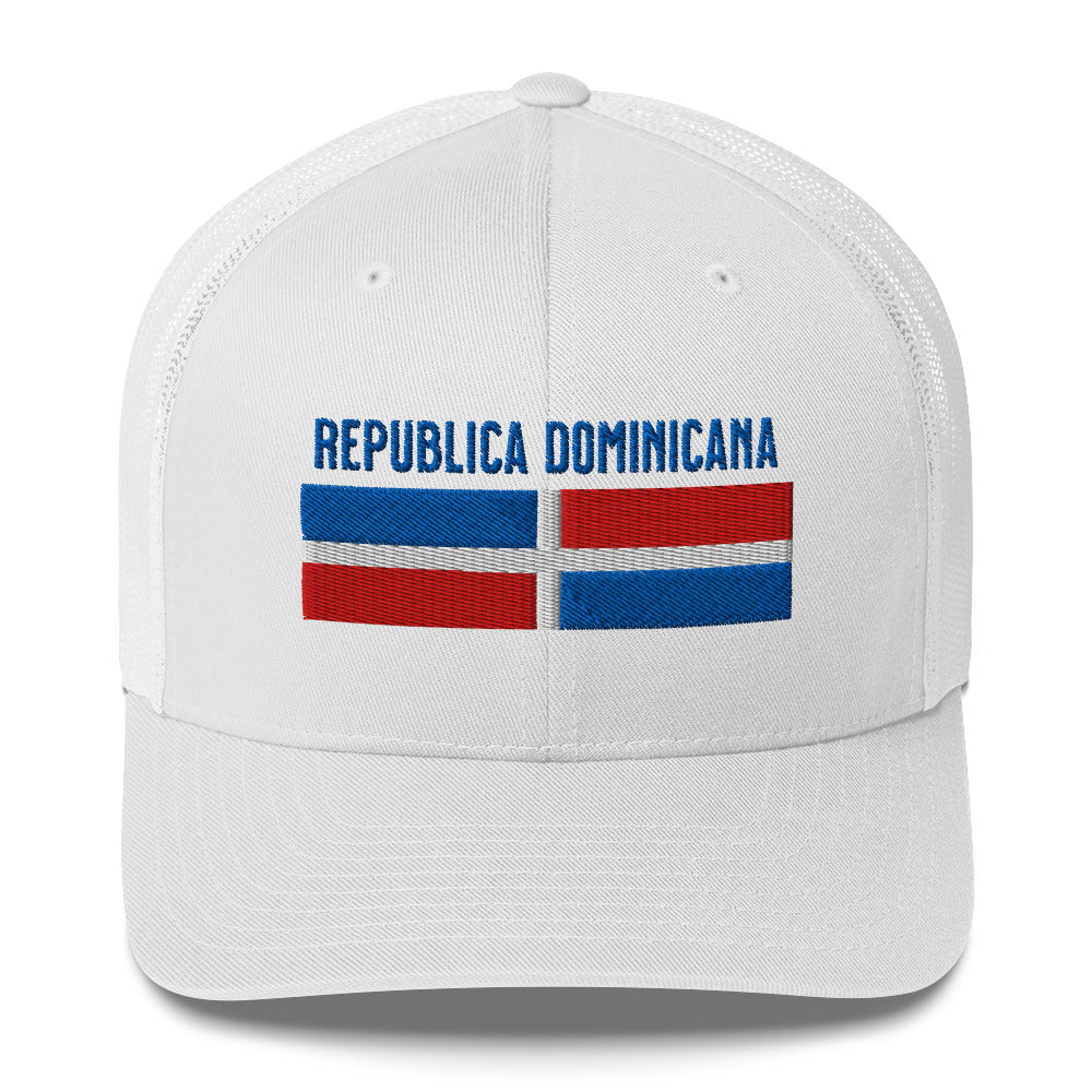 Gorra bordada con la palabra “Republica Dominicana”. Un diseño con sabor isleño y fuerza caribeña.