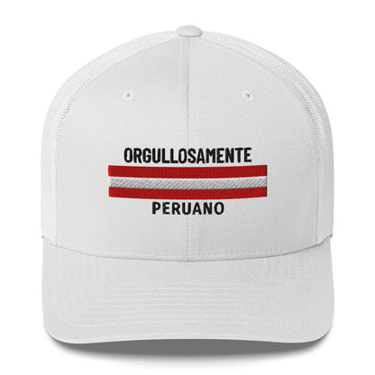 Gorra bordada con la palabra “Perú”, estilo limpio con identidad cultural peruana.