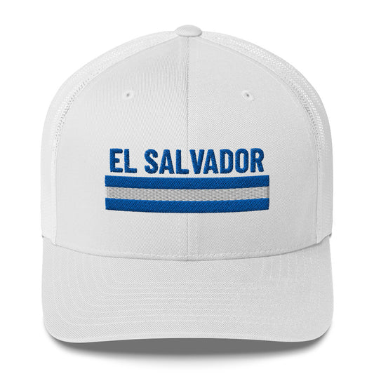 Gorra bordada con la palabra “El Salvador”, representación cultural salvadoreña.